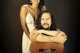 Carol Andrade und Alex Maia machen auf ihrer Europa-Tournee in der Dorfmitte in Holzen Halt