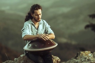 Der Handpan-Knstler Alexander Mercks spielt sein Abschlusskonzert in der Auferstehungskirche in Freiburg-Littenweiler