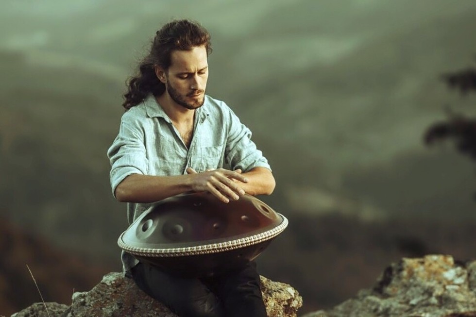 Der Handpan-Knstler Alexander Mercks spielt sein Abschlusskonzert in der Auferstehungskirche in Freiburg-Littenweiler - Badische Zeitung TICKET