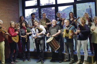 Im Gasthaus Eiche in Schuttertal knnen Gste zur Musik von historischen Instrumenten tanzen