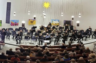 Das Erwachsenen-Blasorchester der Musikschule Offenburg spielt in der Auferstehungskirche