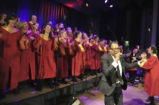 Der Freiburg Gospel Choir tritt mit Snger Malcolm Green auf