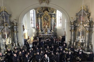 Konzertante Blasmusik stimmt in die Weihnachtszeit ein