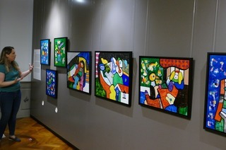 Angela Witt-Meral fhrt durch die Ausstellung "Otmar Alt - Schwarzwaldliebe" im Elztalmuseum in Waldkirch