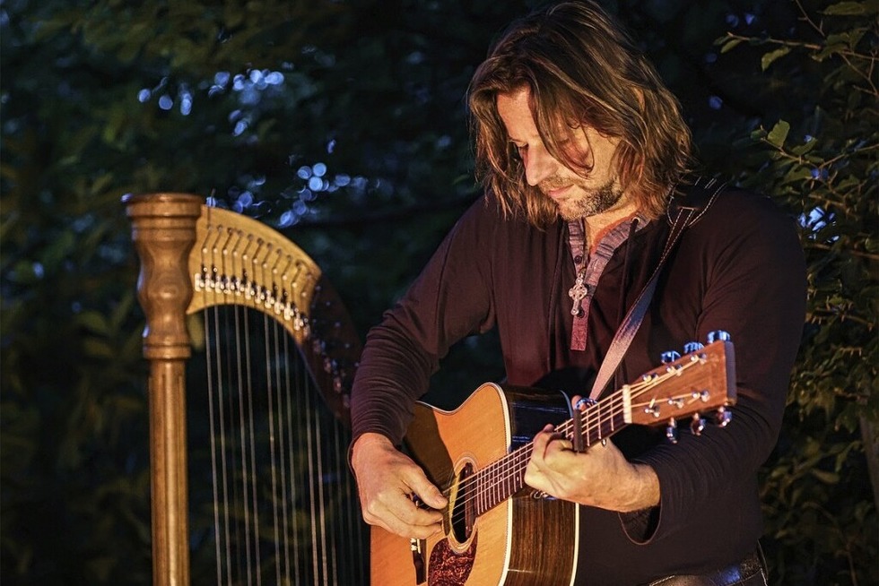 Der Harfenist und Songwriter Andy Lang spielt eine Auswahl keltischer Weihnachtslieder - Badische Zeitung TICKET