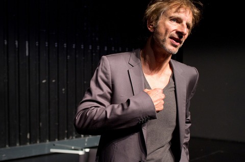 ,,Seite Eins - Theaterstck fr einen Mann und ein Smartphone&#8222; von Johannes Kram - Stuttgart - 02.05.2025 20:15