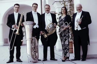 Die Band Harmonic Brass tritt in der Sexuaer Dorfkirche auf