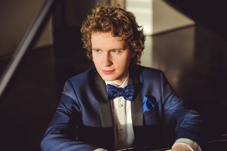 Nikolay Khozyainov (Klavier)