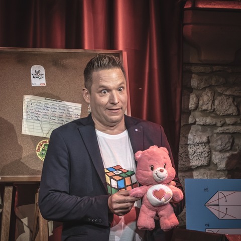 Erinnerungsstck - Magie, Momente, Monchichis - Stand-up-Comedy und Zauberei mit Fabian Kelly - Bad Nauheim - 06.11.2025 20:00