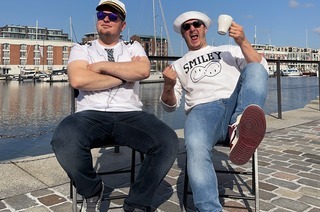Mnner, die aufs Wasser starren!