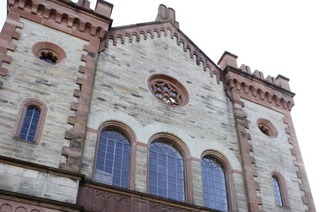 Marco Brenneisen referiert in der Ehemaligen Synagoge Kippenheim unter dem Titel "Es wurde fotografiert und gegafft"