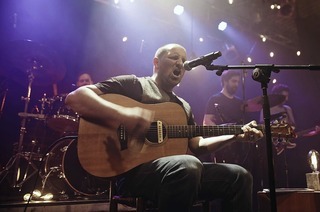 Singer-Songwriter Matt Woosey gibt ein Konzert mit elf Musikern im Lahrer Schlachthof
