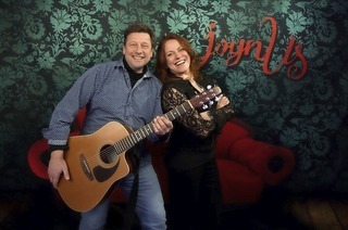Das Duo Joyn Us ldt im Waldkircher Theater am Kastelberg zum Mitsingen ein