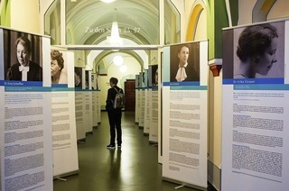 Im Verwaltungsgericht ist die Wanderausstellung &#8222;Jdische Juristinnen und Juristinnen jdischer Herkunft&#8220; zu sehen