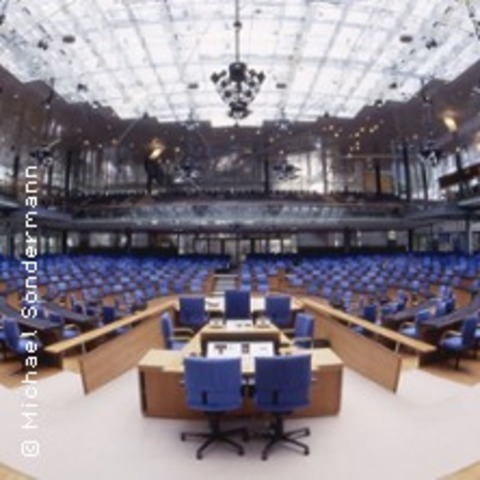 Plenarsaalfhrung - Fhrung im Plenarsaal des ehemaligen Bundestages - BONN - 18.05.2025 14:00