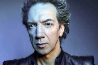 Sven Ratzke kommt mit einer Hommage an David Bowie in die Reithalle Offenburg