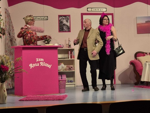 Theatergruppe Ernsthausen: &#8222;Unter Bademnteln - Eine Posse in Plschpantoffeln&#8220; - Marburg - 14.09.2025 18:00