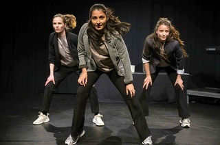 Das Cargo-Theater im H15 in Freiburg zeigt das Stck &#8222;So happy to gather&#8220;