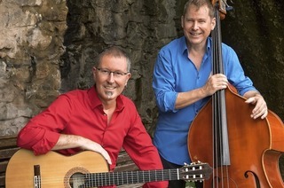 Das Duo Oliver Fabro und Martin Hess spielen am Freitag,6.Juni, um 20 Uhr in der Dorfmitte Holzen eineintensive Instrumentalmusik auf Gitarre und Kontrabass.