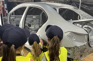 Stars for Kids: Faszination Karosserierohbau - Automobilproduktion unter dem Stern hautnah erleben