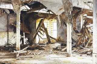 Constanze Albecker-Gnser fhrt durch die Ausstellung "Nur fr Personal" in der Stdtischen Galerie Offenburg