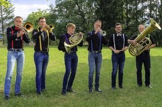 Die Blasmusikkapelle &#8222;Heilig&#8217;s Blechle&#8220; spielt im Storchenturm in Teningen