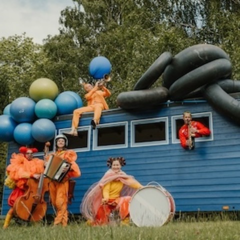 Songs for aliens - Open-Air-Theater um, im und aufm Blauwagen. - Altenmedingen - 27.07.2025 15:00