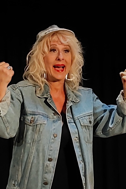 Andrea Lipka: Ein bichen Retro - aber cool - Premiere - Lauf - 15.11.2025 19:30