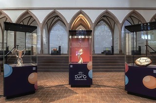 Das Historische Museum Basel zeigt eine hochkartige Auswahl nationaler und internationaler Fuballpokale. Die Aussstellung ist vom 2.bis 27.Juli in der Barfsserkirche zur sehen.
