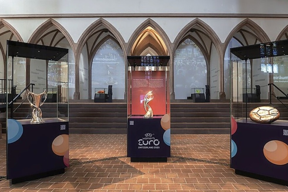 Das Historische Museum Basel zeigt eine hochkartige Auswahl nationaler und internationaler Fuballpokale. Die Aussstellung ist vom 2.bis 27.Juli in der Barfsserkirche zur sehen. - Badische Zeitung TICKET