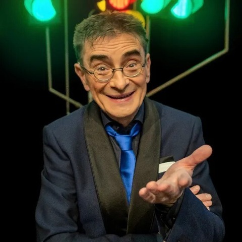 Mathias Richling - ENTTARNT! - biografisches Lesetheater. Mathias Richling mit politischen Ermittlungen - Lesung und Kabarett - KlnPremiere - Kln - 31.05.2026 19:00