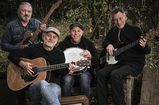 Thomas Bauer und Band geben ein Konzert im Storchenhof in Teningen