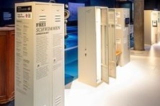 Nackt-Besuch Ausstellung: Frei Schwimmen
