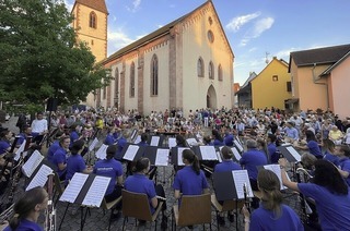 Die Stadtmusik Endingen gibt vor dem Brgerhaus ein Konzert unter freiem Himmel