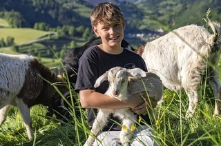 Die &#8222;Geie Buure&#8220; aus Zell-Atzenbach bringen Ziegen zum Biosphrenfest nach Zell mit