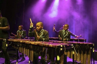 Die Musikschule Offenburg und Nic Manomano mit Band bringen Groove auf den Lindenplatz