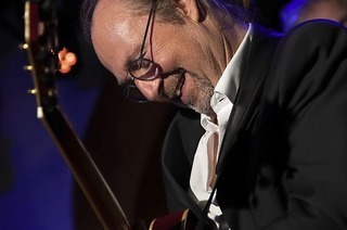 Max Zentauer spielt E-Gitarre solo im Kurpark Bad Krozingen