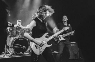 Yasi Hofer Trio: &#8222;Between the Lines&#8220;