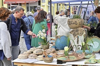 100 Aussteller und Ausstellerinnen kommen zum Kunsthandwerkermarkt Freiburg Obere Altstadt