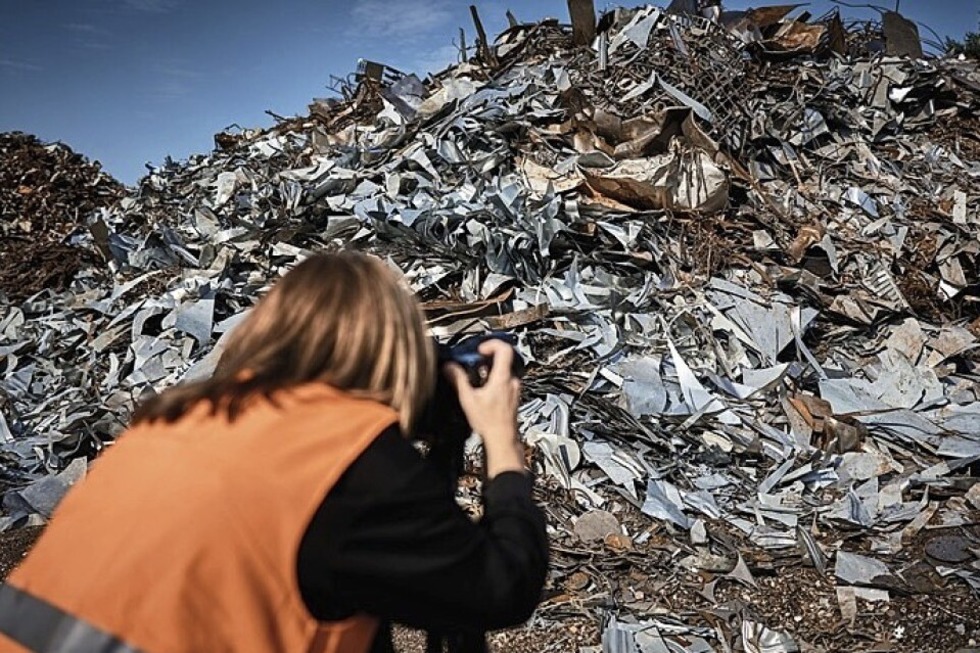 Auf Seecontainern in der Kehler Innenstadt sind die Fotografien "Kehler Berge" von Gabriele Engelhardt ausgestellt - Badische Zeitung TICKET