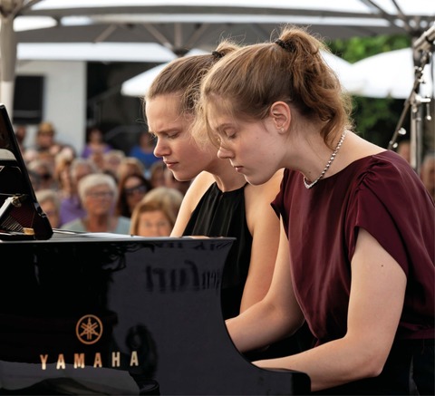 Earthquake - Ania Druml: Klavier, Violoncello & Sophie Druml: Klavier, Violine - Friedrichshafen - 09.11.2025 11:00