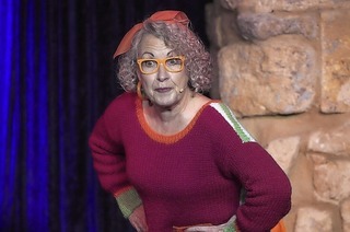 Helga Becker geht im Kulturkeller Koffer in Lahr-Hugsweier ihrem kriminologischen Gespr nach