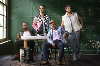Gankino Circus treten mit ihrem Programm "Das Gegenteil von Rock'n'Roll" in der Kumedi in Riegel auf