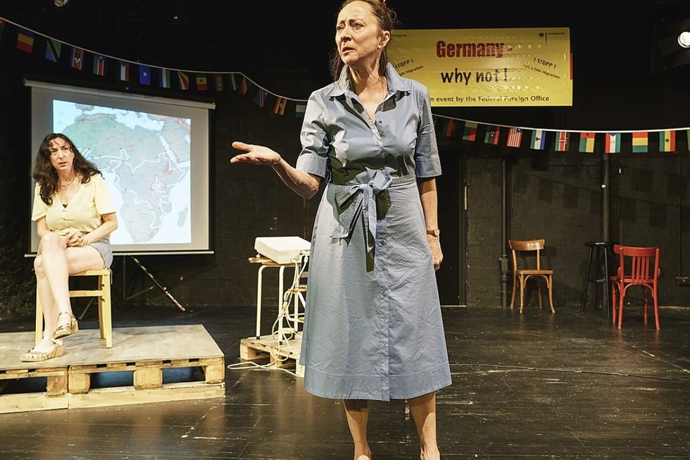 Wallgraben Theater startet in seine neue Spielzeit mit einer satirischen Komdie - Badische Zeitung TICKET
