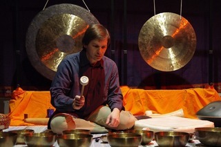 Klang der Stille o Ralph Gaukel - Klangperformance fr Ruhe und innere Balance mit Sitz- und Liegepltzen