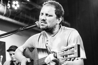 Matt Woosey gibt ein Konzert in der Alten Kochschule in Freiamt