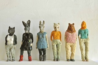 Das Gef�hl sitzt im Bauch-Mischwesen aus Keramik