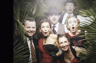 In der Kumedi Riegel wird geswingt in der Song-Revue der Shoo-Shoos.