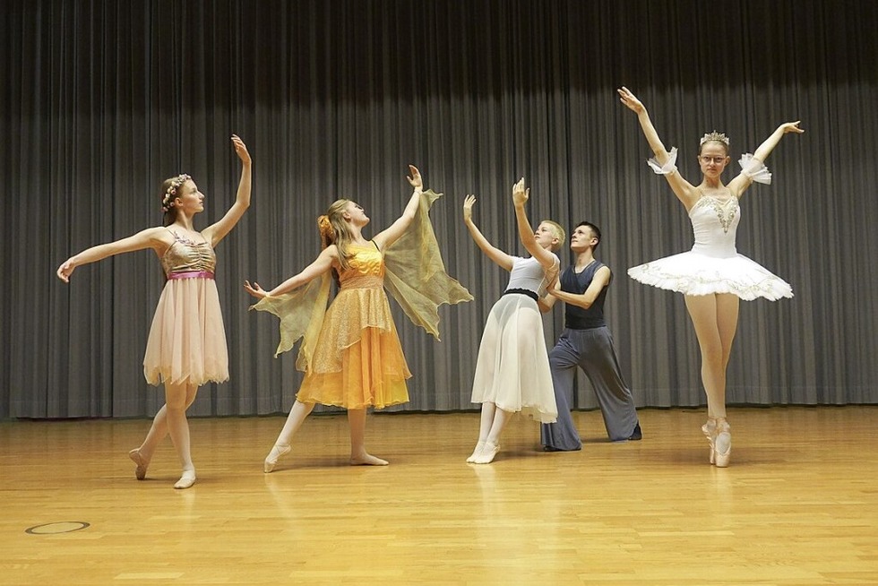 Die Ballettgala "Die Vier Jahreszeiten“ von "AproposDance" wird in Ebringen aufgeführt - Badische Zeitung TICKET Die Ballettgala "Die Vier Jahreszeiten“ von "AproposDance" wird in Ebringen aufgeführt - Badische Zeitung TICKET