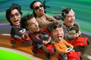 U-Bahn Kontrollre in tiefgefrorenen Frauenkleidern